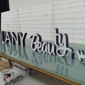 Enseigne lumineuse en lettrage